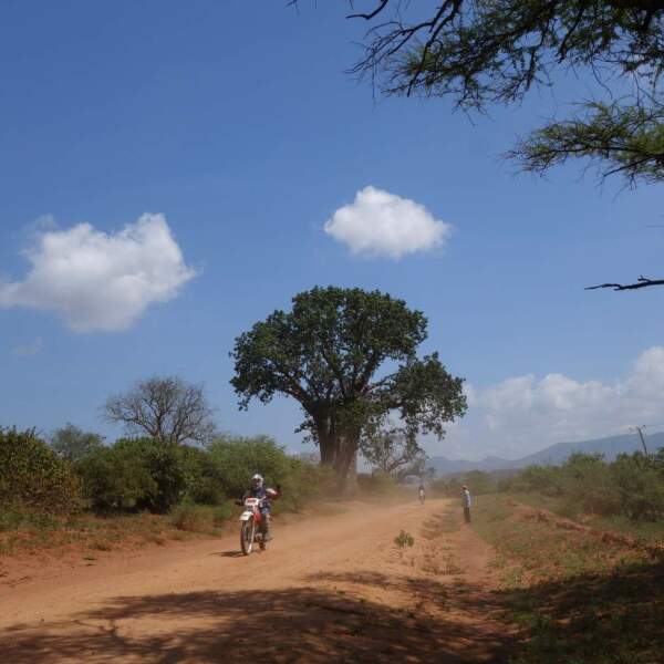 Motorradreisen Tansania, Motorradfahrer, Schotterstraße  
Motorradfahrer, Berge  
Motorradfahrer, Pass  
Motorradfahrer, Dorf  
Motorradfahrer, Yurt  
Motorradfahrer, Markt  
Motorradfahrer, See